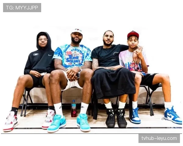 理查利森社交媒体动态引热议，球迷持续关注其最新动态