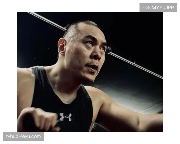 张志磊戴着大表排队买早餐，这种反差比赛里还带劲